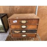 A VINTAGE FOUR DRAWER ENGINEERS CHEST WITH AN ASSORTMENT OF TOOLS TO INCLUDE DRILL BITS ETC