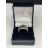 A LARGE SILVER GENTS RING SIZE N/O IN A PRESENTATION BOX