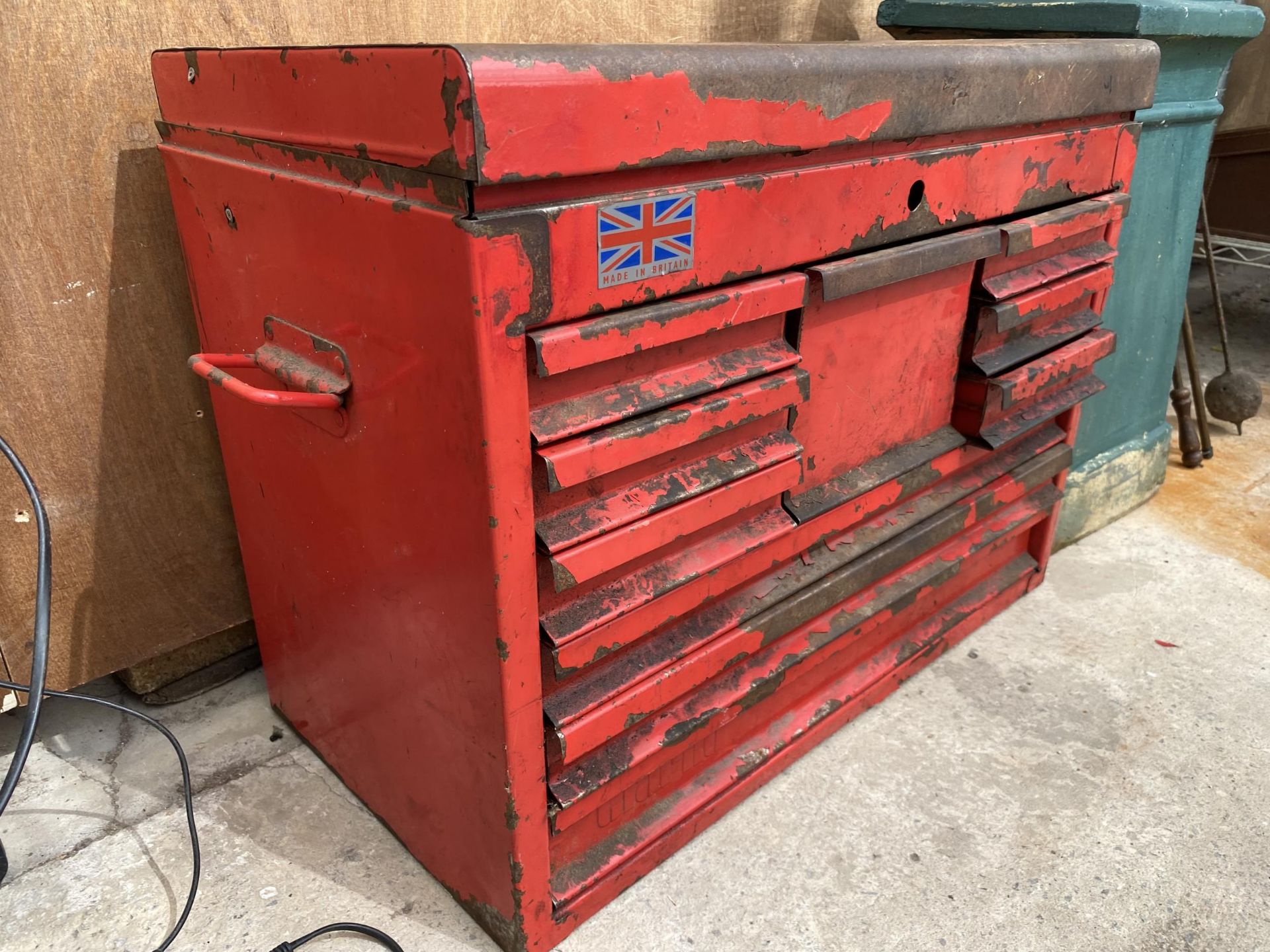 A RED METAL MULTI DRAWER TOOL CHEST - Image 2 of 5