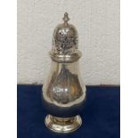 A HALLMARKED SILVER SUGAR SHAKER 260G (HEIGHT 17CM)