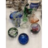 A QUANTITY OF NOVELTY GLASSWARE TO INCLUDE MURANO STYLE GLASS FISH, 'DUCK' BOWLS, PAPERWEIGHTS, ETC