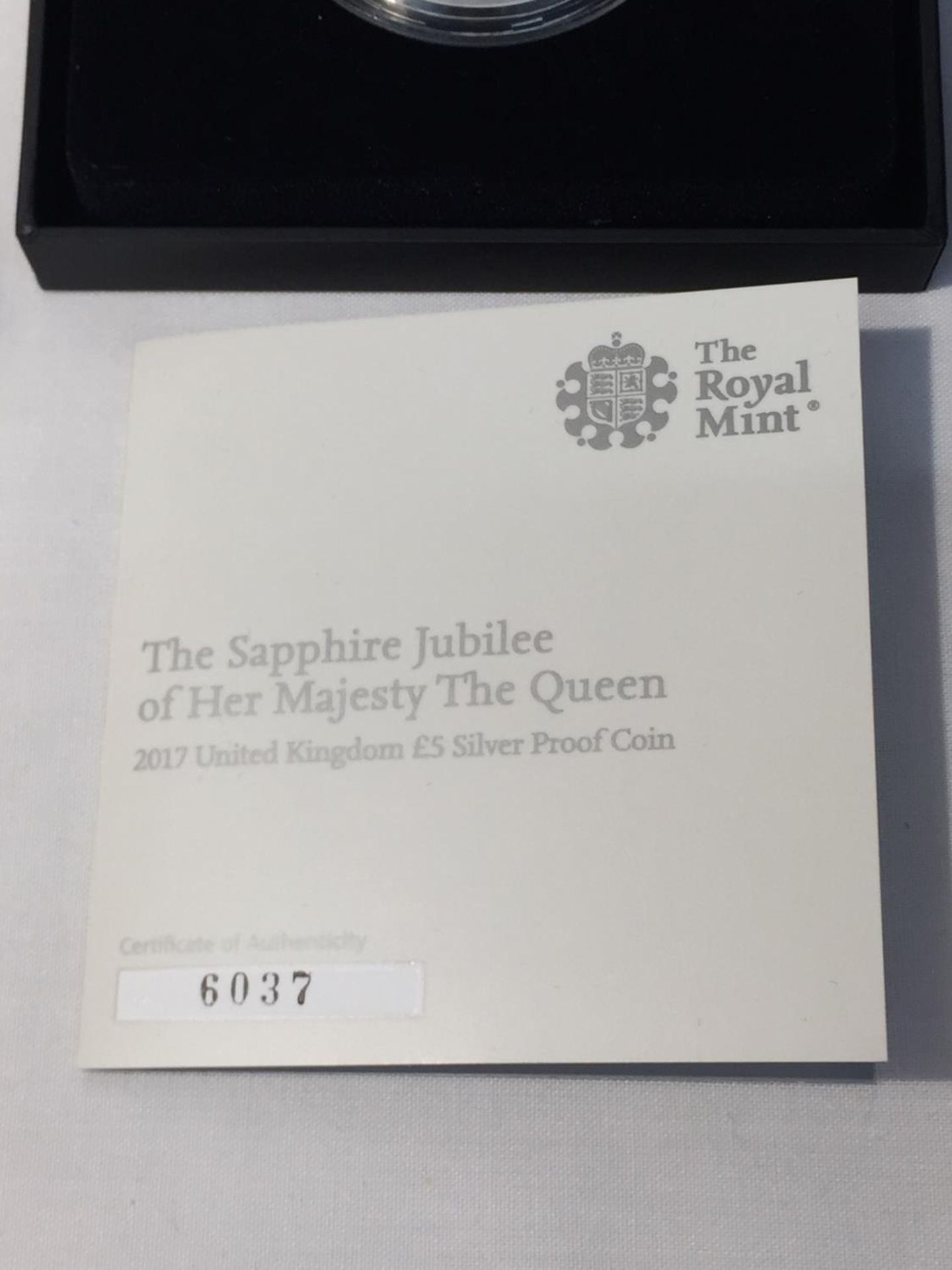 A UNITED KINGDOM ROYAL MINT 2017 “THE SAPPHIRE JUBILEE” SILVER PROOF £5 COIN, WITH COA - Image 4 of 5