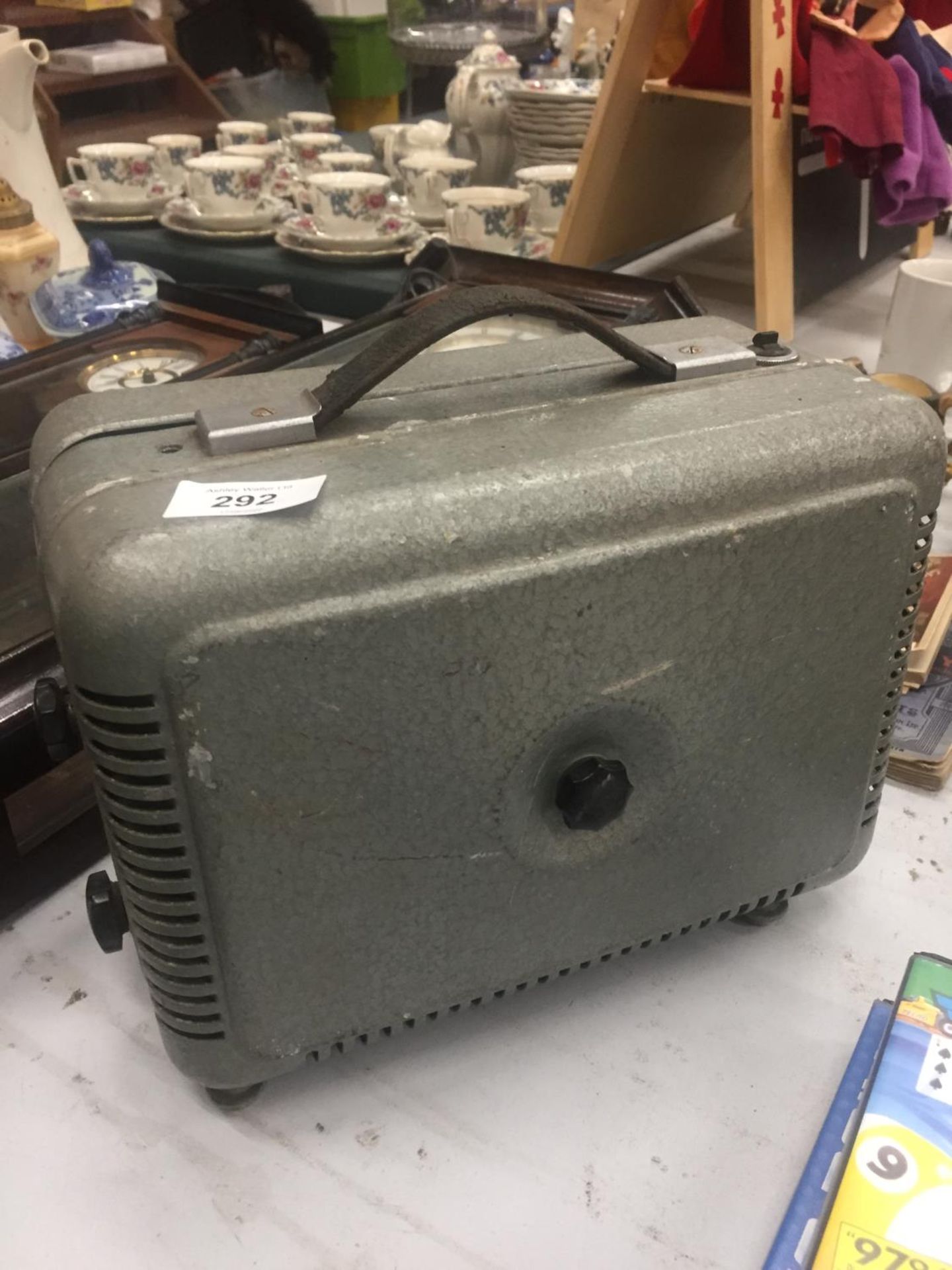 A VINTAGE MOVILUX 8B ZEISS IKON PROJECTOR