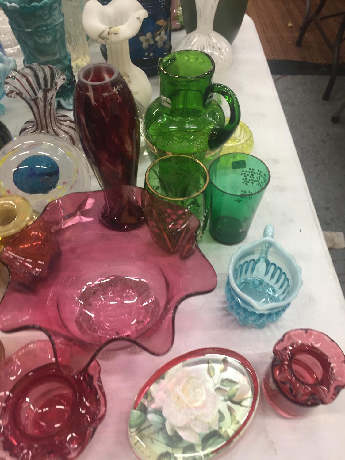 A LARGE QUANTITY OF COLOURED STUDIO ART GLASSWARE TO INCLUDE BOWLS, VASES, PAPERWEIGHTS, ETC - Image 4 of 7