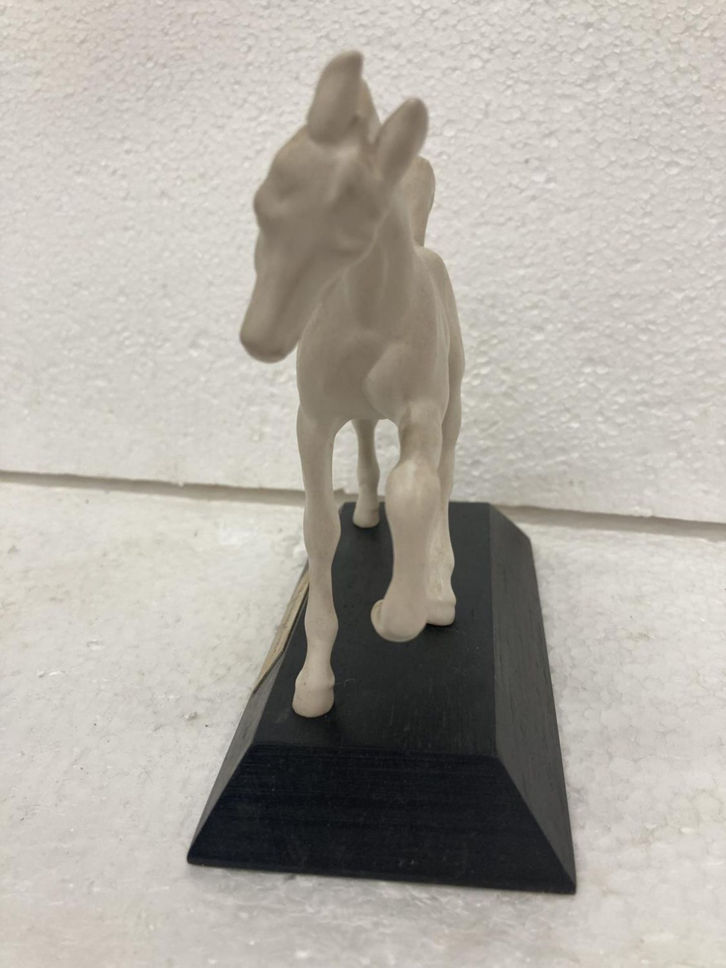 A WHITE MATT BESWICK FOAL ON WOODEN PLINTH "ADVENTURE" - HOOF TO TOP OF EAR 12 CM - MOUTH TO END - Image 3 of 11