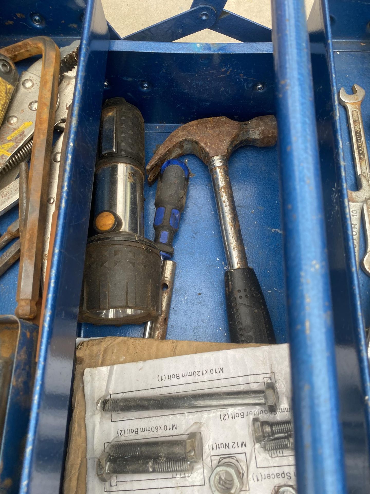 A METAL TOOL BOX CONTAINING AN ASSORTMENT OF TOOLS - Image 4 of 4