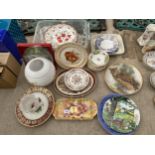 AN ASSORTMENT OF CERAMIC PLATES AND BOWLS TO INCLUDE A GLASS SHADE ETC