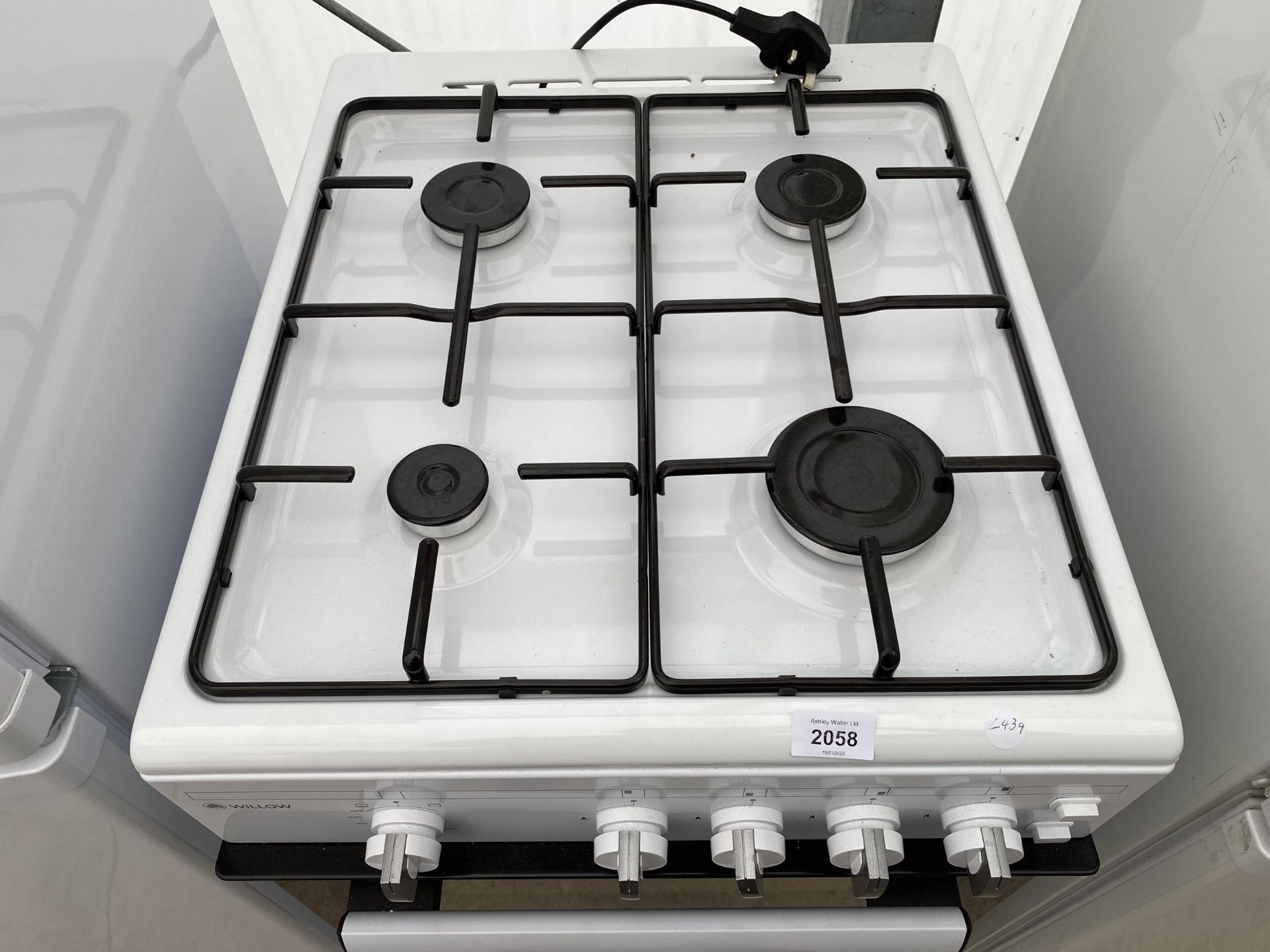 A WHITE AND BLACK WILLOW ELECTRIC AND GAS OVEN AND HOB - Image 3 of 5