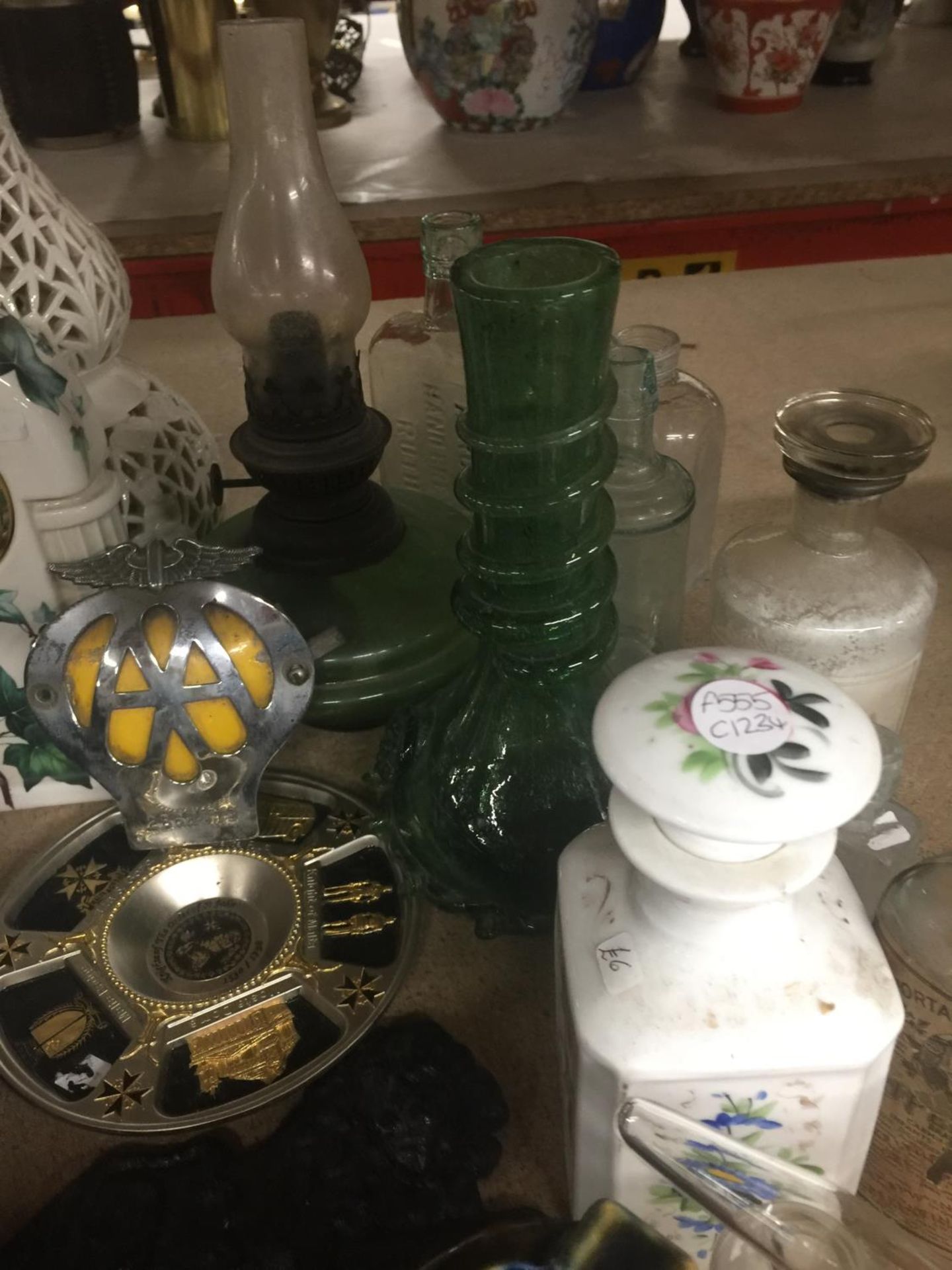 A MIXED LOT OF ITEMS TO INCLUDE DECANTER, MANTLE CLOCK, VINTAGE A. A. BADGE, VINTAGE BOTTLES, - Image 6 of 6