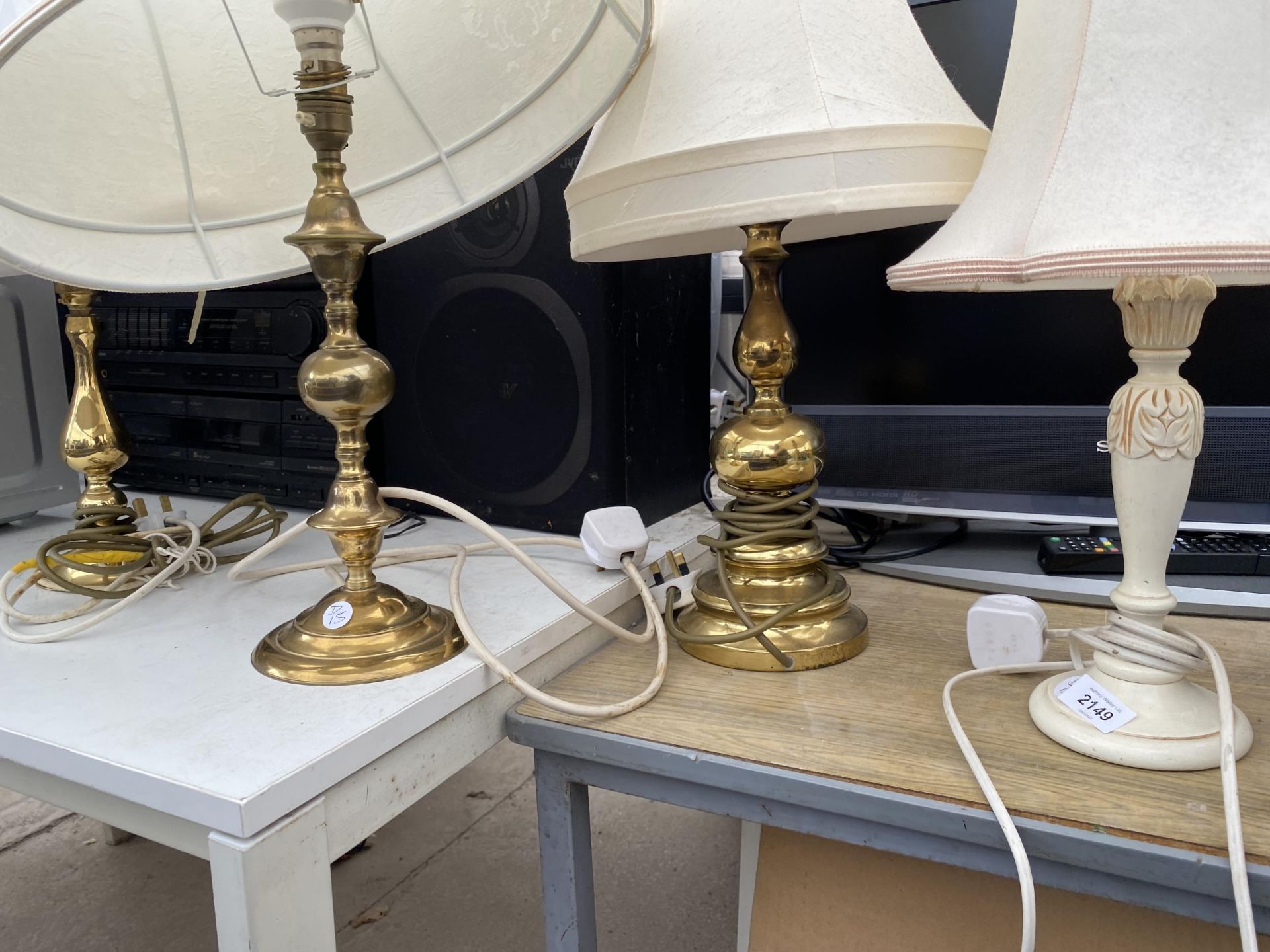 A LARGE ASSORTMENT OF TABLE LAMPS - Image 2 of 2