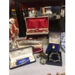 A JEWELLERY BOX WITH COSTUME JEWELLERY AND SEVERAL FURTHER BOXED ITEMS
