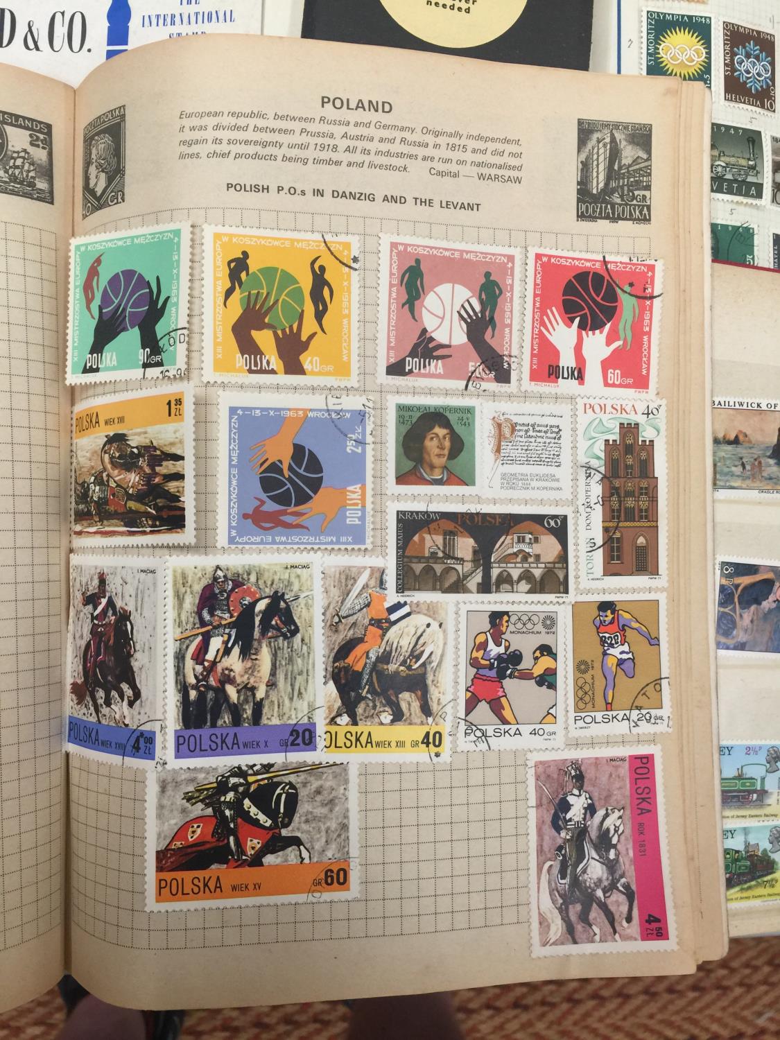 A LARGE COLLECTION OF STAMPS TO INCLUDE SEVERAL WORLD ALBUMS, SOME FIRST DAY COVERS AND LOOSE STAMPS - Image 13 of 13