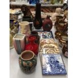 A QUANTITY OF POTTERY ITEMS TO INCLUDE A SYLVAC RETRO VASE, A SEAHORSE JUG, VASES, JUGS, VINTAGE