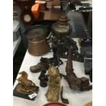 A QUANTITY OF CAST, COPPER AND BRASS ITEMS TO INCLUDE A COPPER LIDDED POT, BRASS TABLE LAMP, CAST