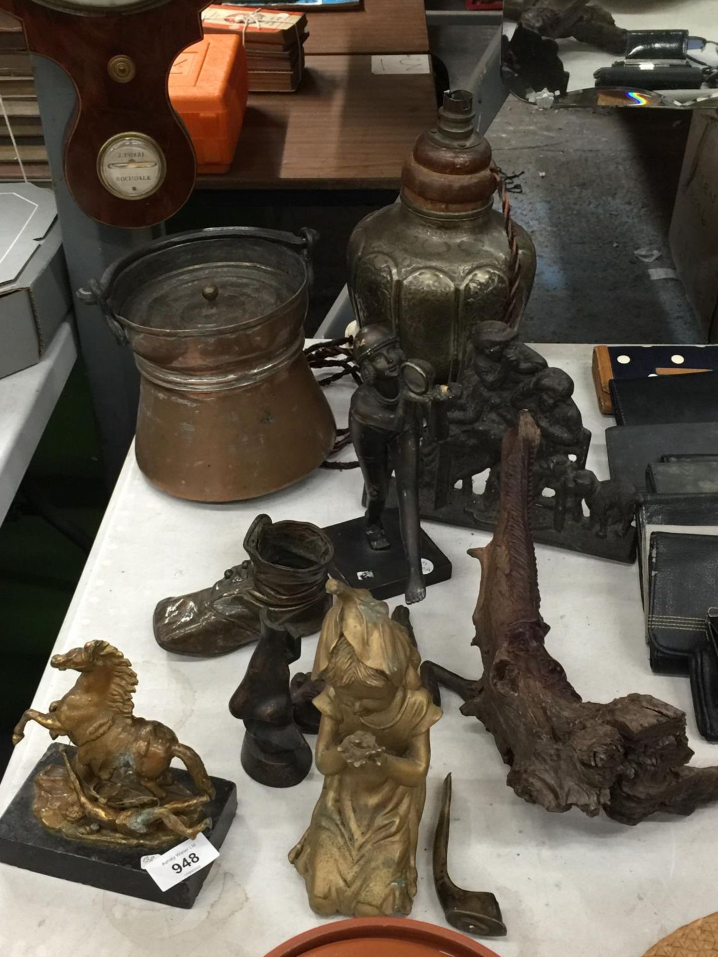 A QUANTITY OF CAST, COPPER AND BRASS ITEMS TO INCLUDE A COPPER LIDDED POT, BRASS TABLE LAMP, CAST