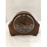 A SMITHS MAHOGANY CASED MANTLE CLOCK WITH KEY AND PENDULUM