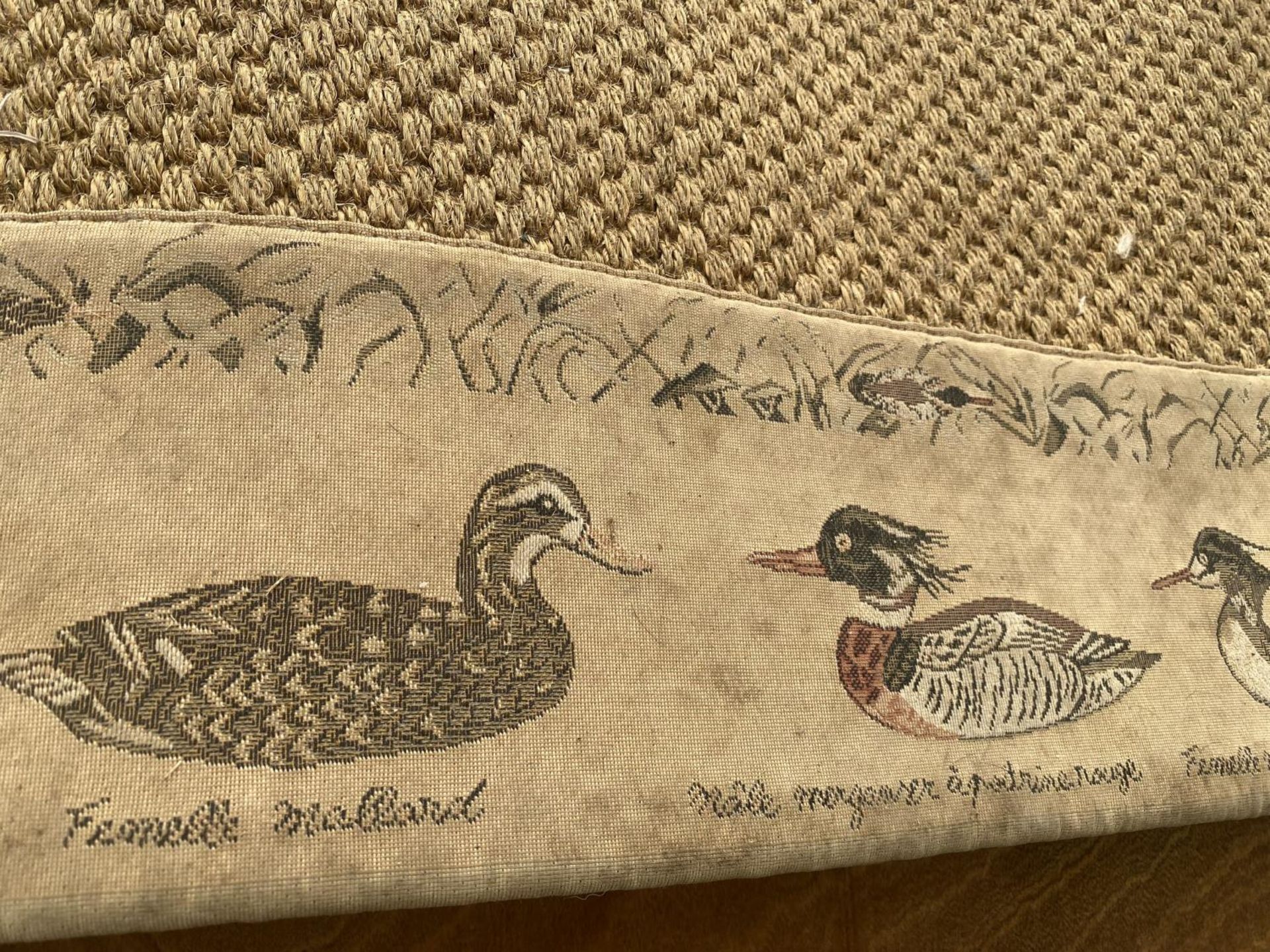 A MODERN HESSIAN STYLE RUG WITH DUCK DECORATION - Image 4 of 5