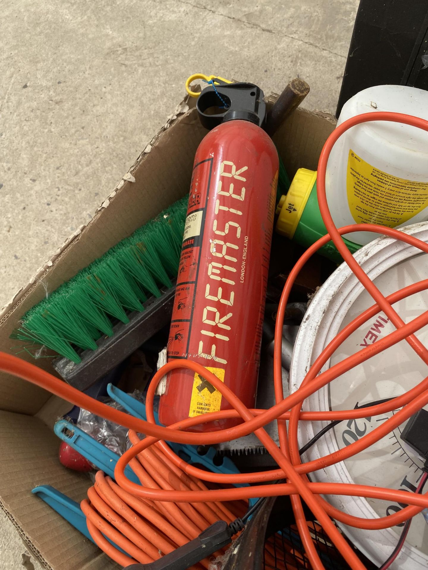 AN ASSORTMENT OF ITEMS TO INCLUDE AN ELECTRIC GRASS STRIMMER, EXTENSION LEAD AND A CLOCK ETC - Image 3 of 6