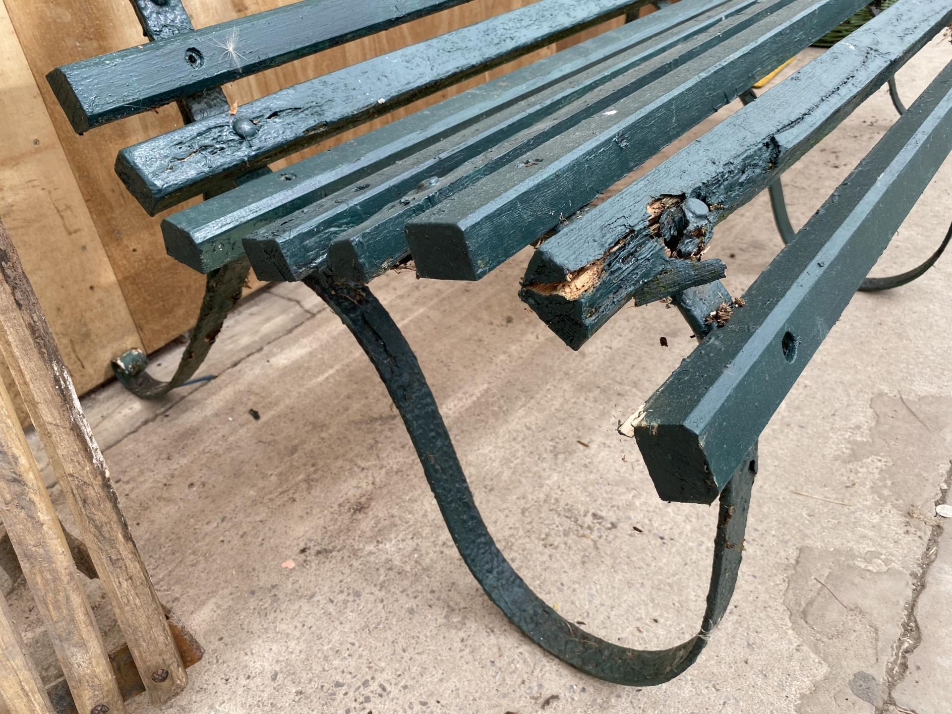 A VINTAGE WOODEN SLATTED GARDEN BENCH WITH CAST ENDS AND MIDDLE - Image 4 of 4