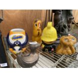 AN ASSORTMENT OF NOVELTY MONEY BOXES TO INCLUDE 'ET' AND A DUCK ETC
