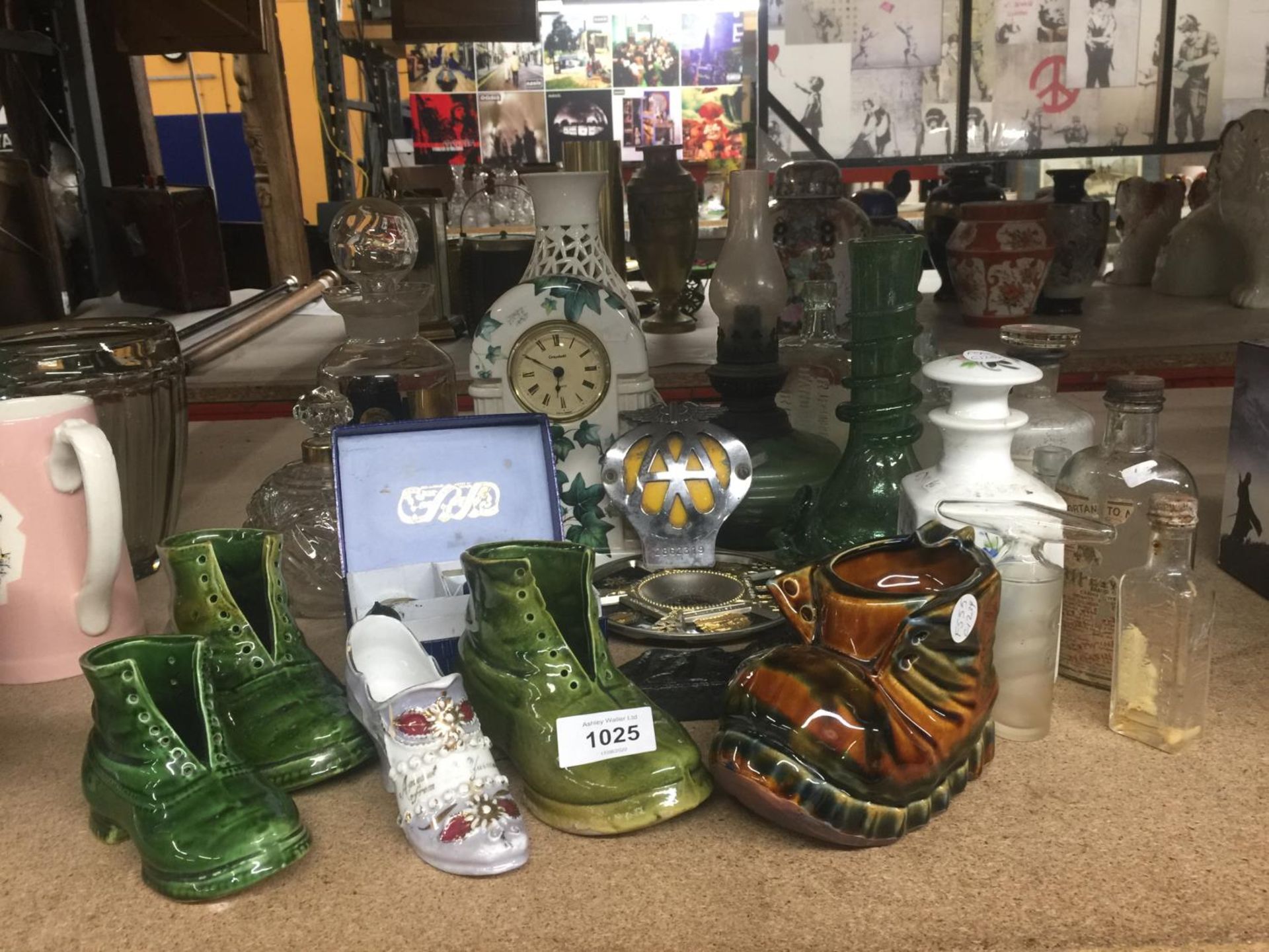 A MIXED LOT OF ITEMS TO INCLUDE DECANTER, MANTLE CLOCK, VINTAGE A. A. BADGE, VINTAGE BOTTLES,