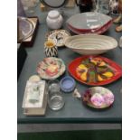 A QUANTITY OF POTTERY TO INCLUDE A POOLE POTTERY PLATE - A/F, MASON'S GINGER JAR, BOWLS, VASE, ETC