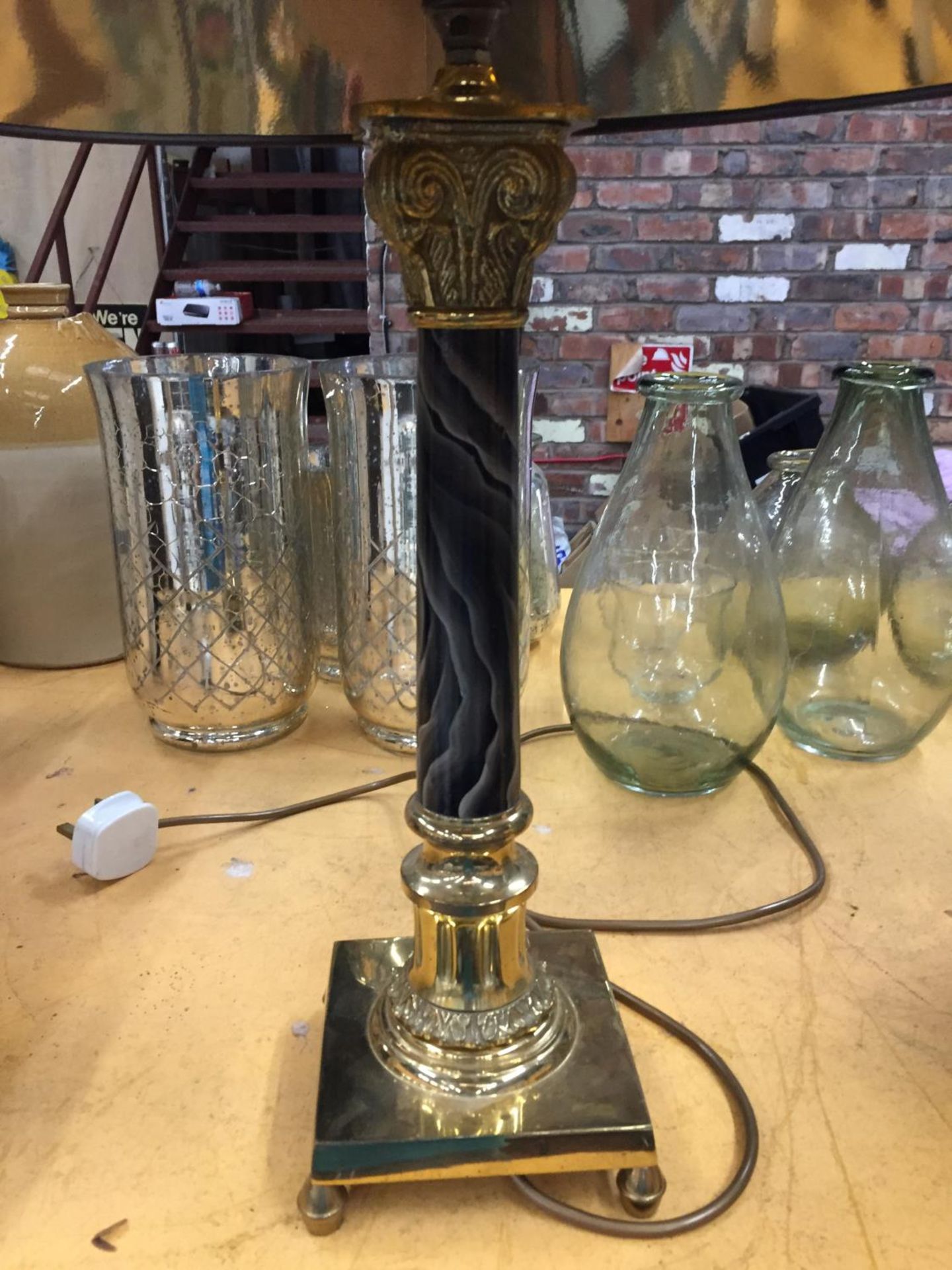 A LARGE BRASS BASED TABLE LAMP WITH SHADE HEIGHT APPROX 42CM TO TOP OF BASE - Image 2 of 4