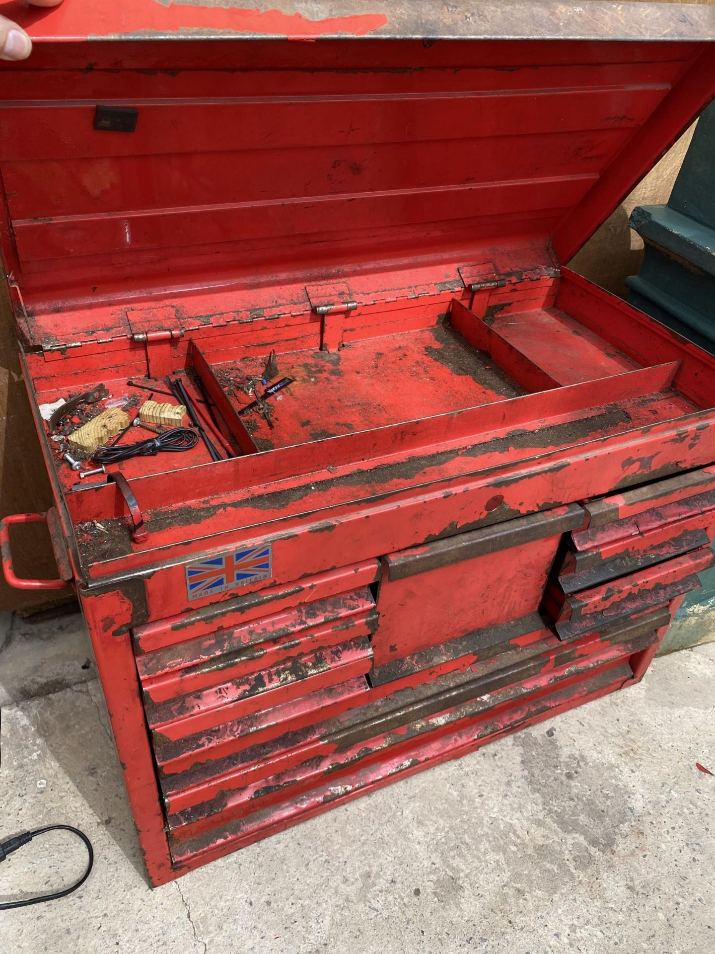 A RED METAL MULTI DRAWER TOOL CHEST - Image 4 of 5