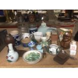 A MIXED LOT TO INCLUDE VINTAGE MARBLES, COPELAND JASPERWARE STYLE BARREL, GLASS AND WHITE METAL
