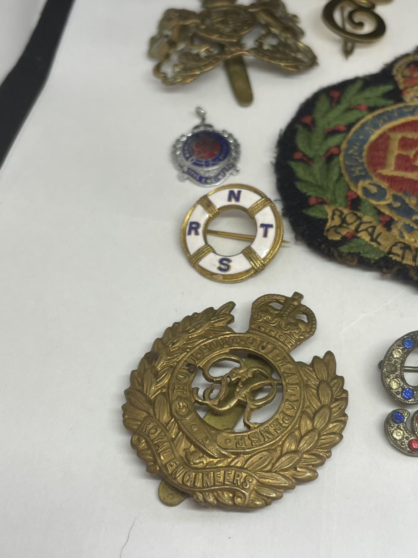 A BAG OF VARIOUS ARMY BADGES - Image 3 of 4