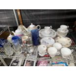 AN ASSORTMENT OF GLASS AND CERAMIC ITEMS TO INCLUDE TEAPOTS AND PLATES