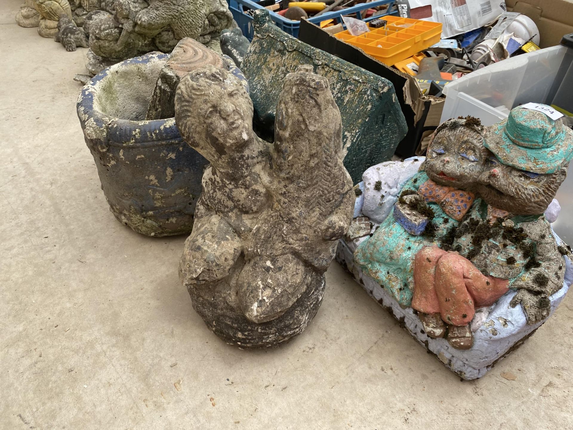 AN ASSORTMENT OF RECONSTITUTED STONE GARDEN FIGURES TO INCLUDE A FROG AND HEDGEHOGS ETC - Image 3 of 3