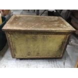 A HEAVY VINTAGE BRASS BOUND COAL BOX ON CASTORS HEIGHT 34CM, WIDTH 45.5CM, DEPTH 30CM