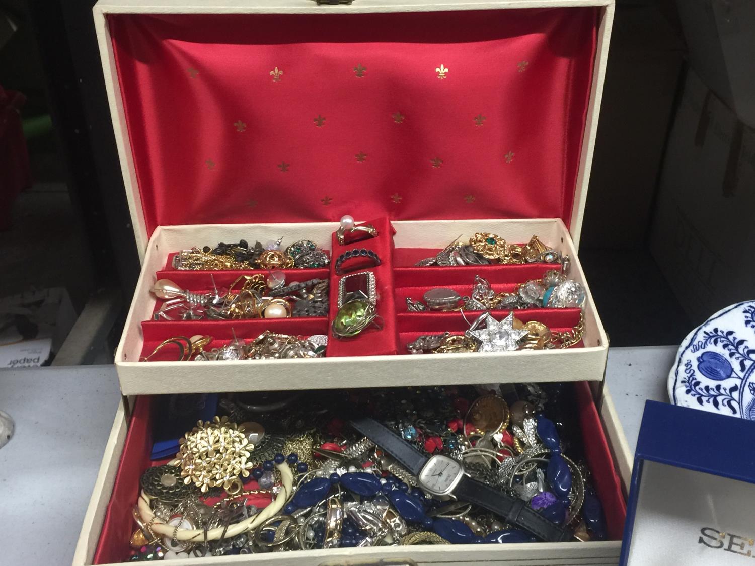 A JEWELLERY BOX WITH COSTUME JEWELLERY AND SEVERAL FURTHER BOXED ITEMS - Image 3 of 9
