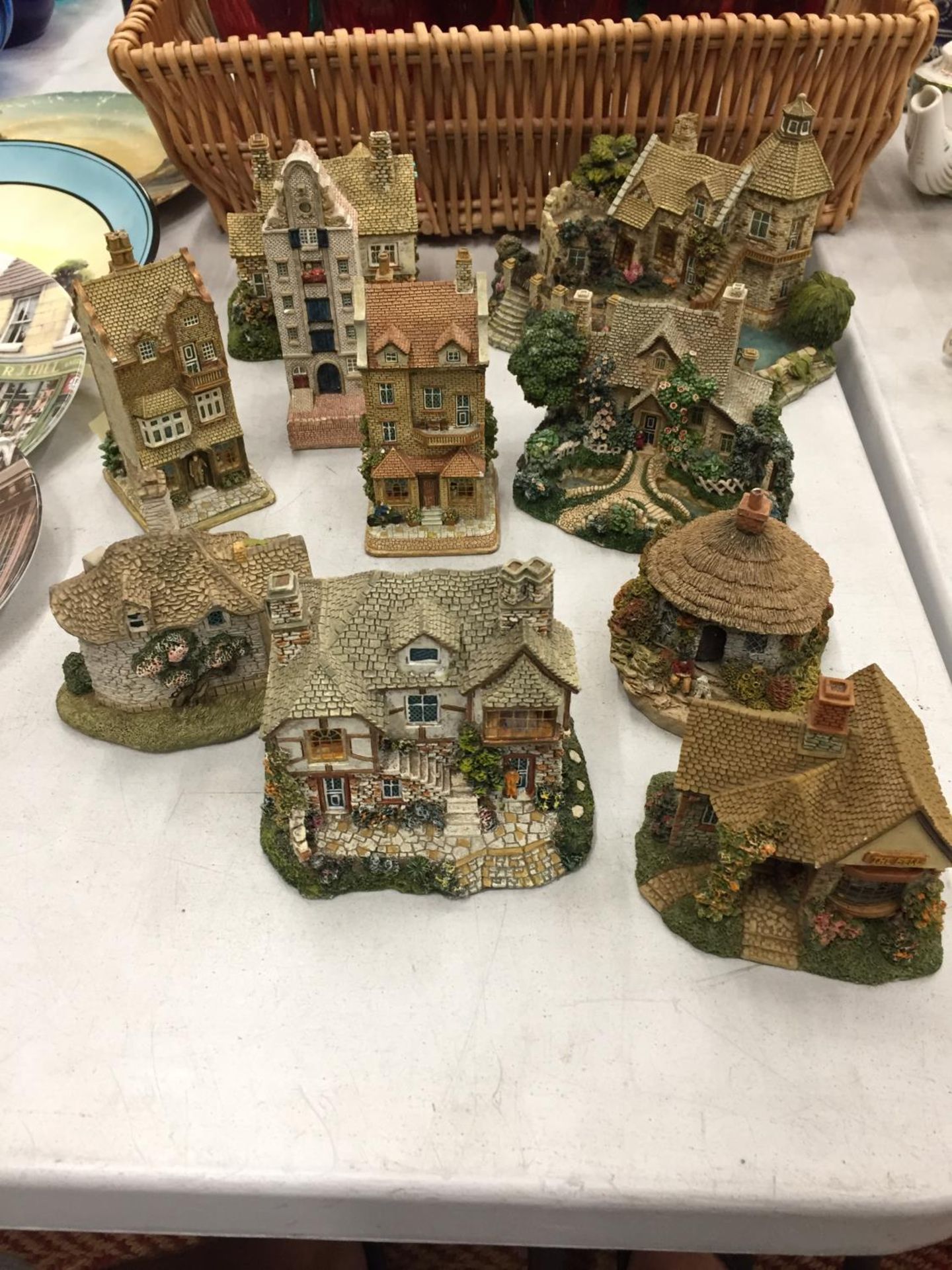 A QUANTITY OF COLLECTABLE COTTAGES AND HOUSES TO INCLUDE LEONARDO, ARDEN SCULPTURES, ETC