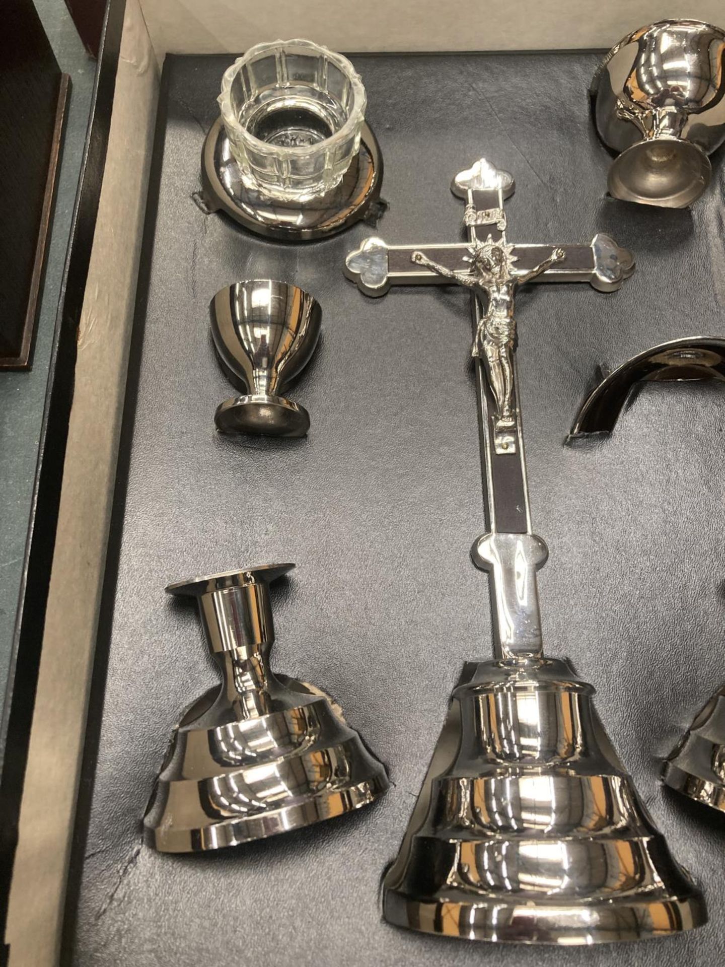 A VINTAGE BOXED SILVER PLATED PORTABLE COMMUNION SET AND A RELIGIOUS ICON - Image 5 of 6