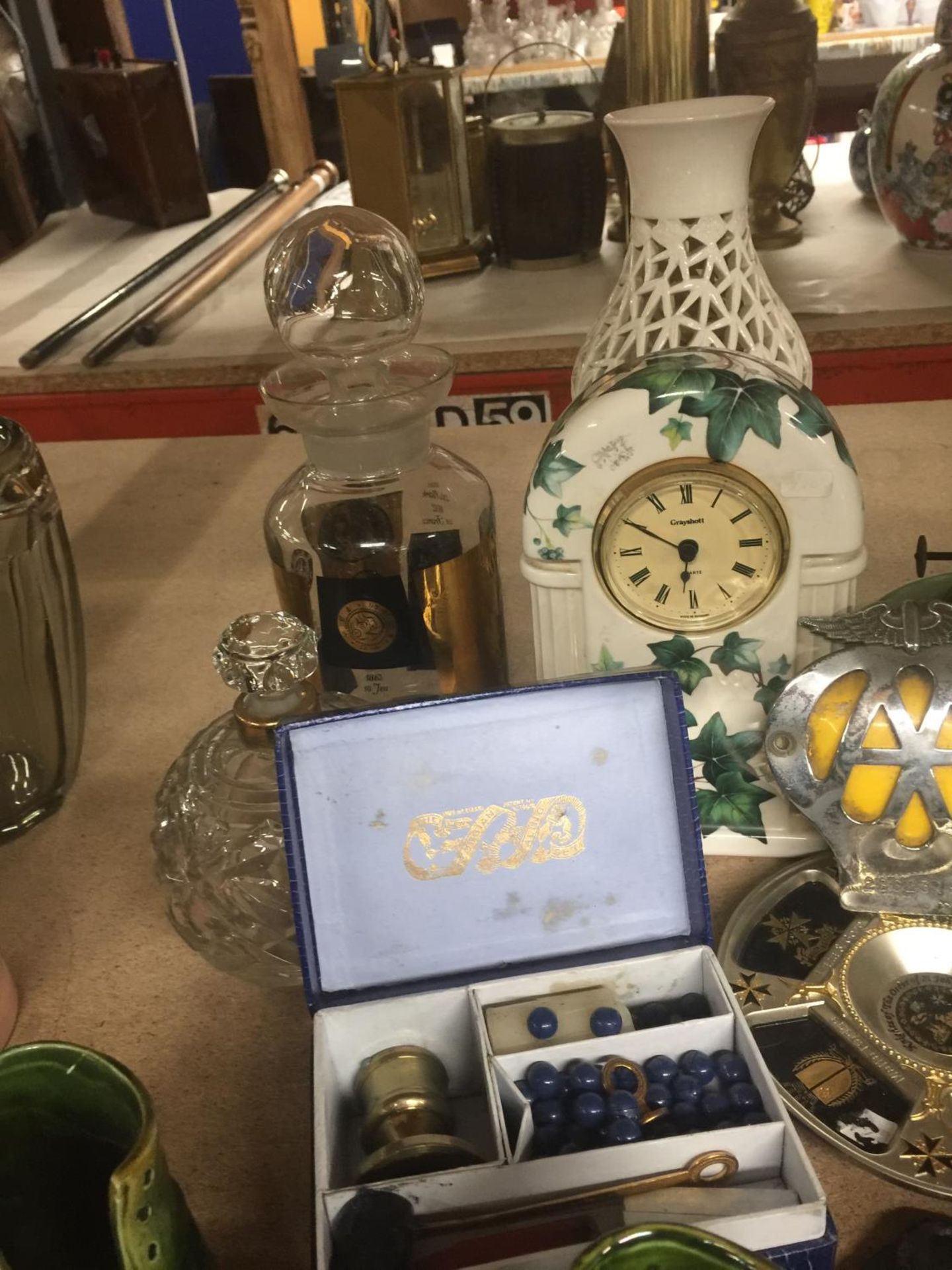 A MIXED LOT OF ITEMS TO INCLUDE DECANTER, MANTLE CLOCK, VINTAGE A. A. BADGE, VINTAGE BOTTLES, - Image 5 of 6