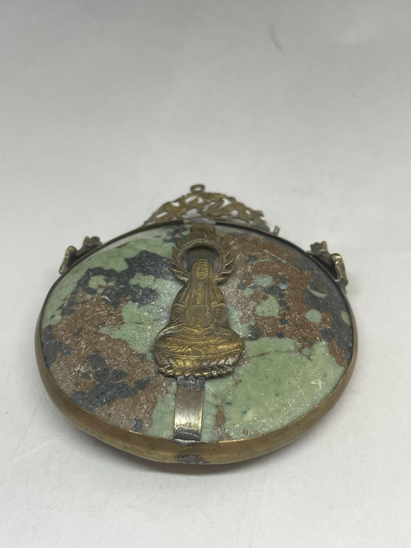 AN ASIAN RELIGIOUS PENDANT - Image 4 of 4