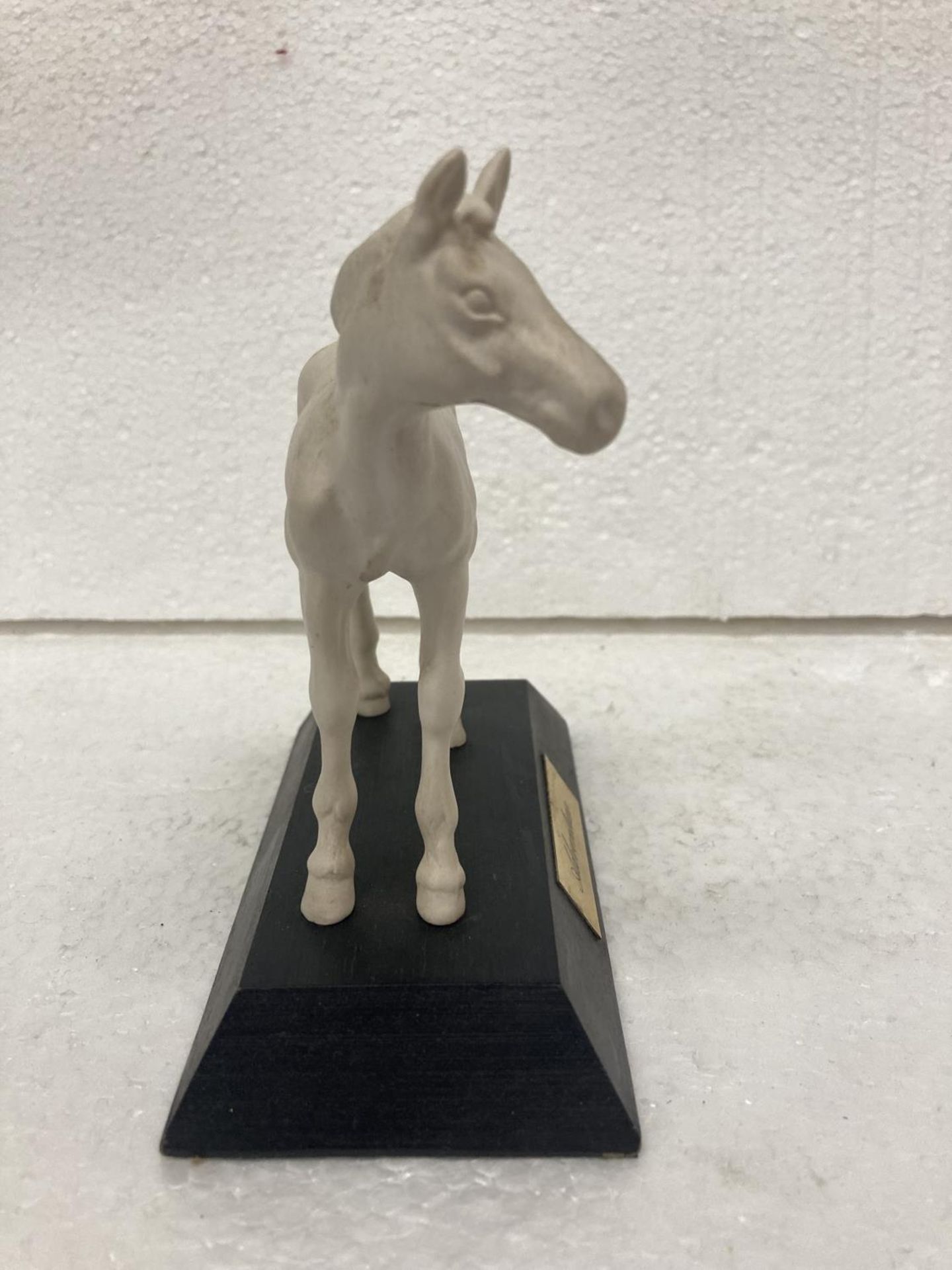 A WHITE MATT BESWICK FOAL ON WOODEN PLINTH "ADVENTURE" - HOOF TO TOP OF EAR 12 CM - MOUTH TO END - Image 10 of 11