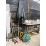 A LARGE ASSORTMENT OF GARDEN ITEMS TO INCLUDE A SPADE, A PARASOL AND FILES ETC