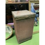 A LLOYD LOOM STYLE PINK WOVEN WICKER WITH A GLASS TOP WASHING/STORAGE BIN - 56 X 30.5 CM