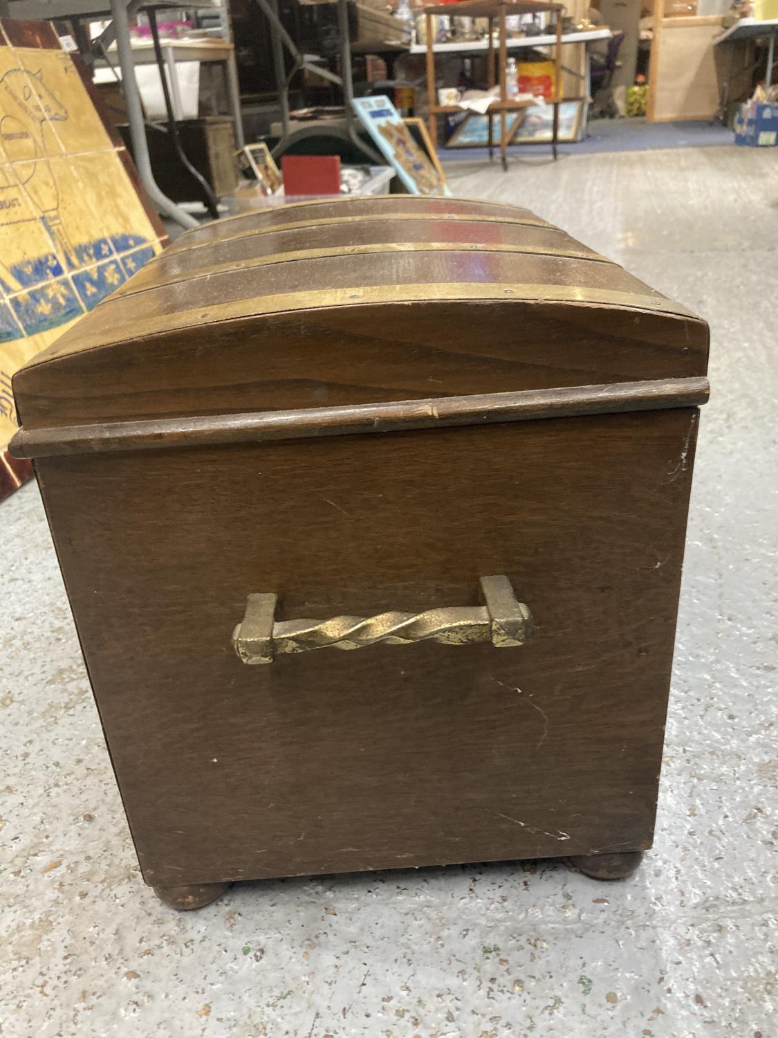 A VINTAGE MAHOGANY COAL BOX WITH INNER TIN LINING, BRASS BANDING AND HANDLES ON BUN FEET HEIGHT 31. - Image 2 of 4