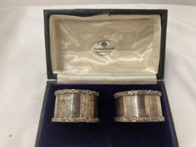 A PAIR OF LONDON HALLMARKED SILVER MAPPIN AND WEB NAPKIN RINGS IN ORIGINAL BOX