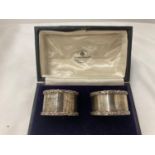 A PAIR OF LONDON HALLMARKED SILVER MAPPIN AND WEB NAPKIN RINGS IN ORIGINAL BOX