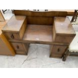 A MID 20TH CENTURY OAK DRESSING TABLE
