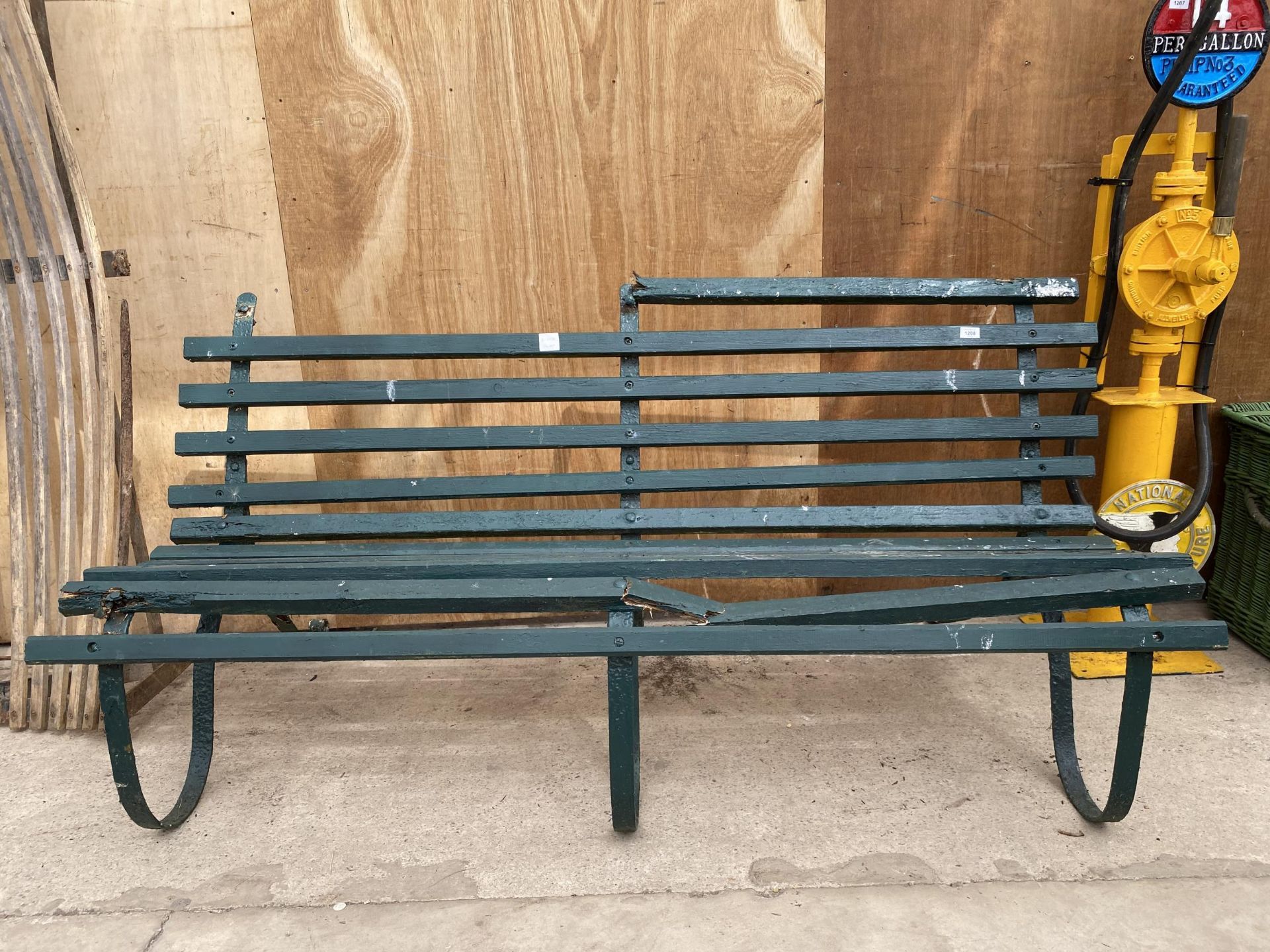 A VINTAGE WOODEN SLATTED GARDEN BENCH WITH CAST ENDS AND MIDDLE - Image 2 of 4