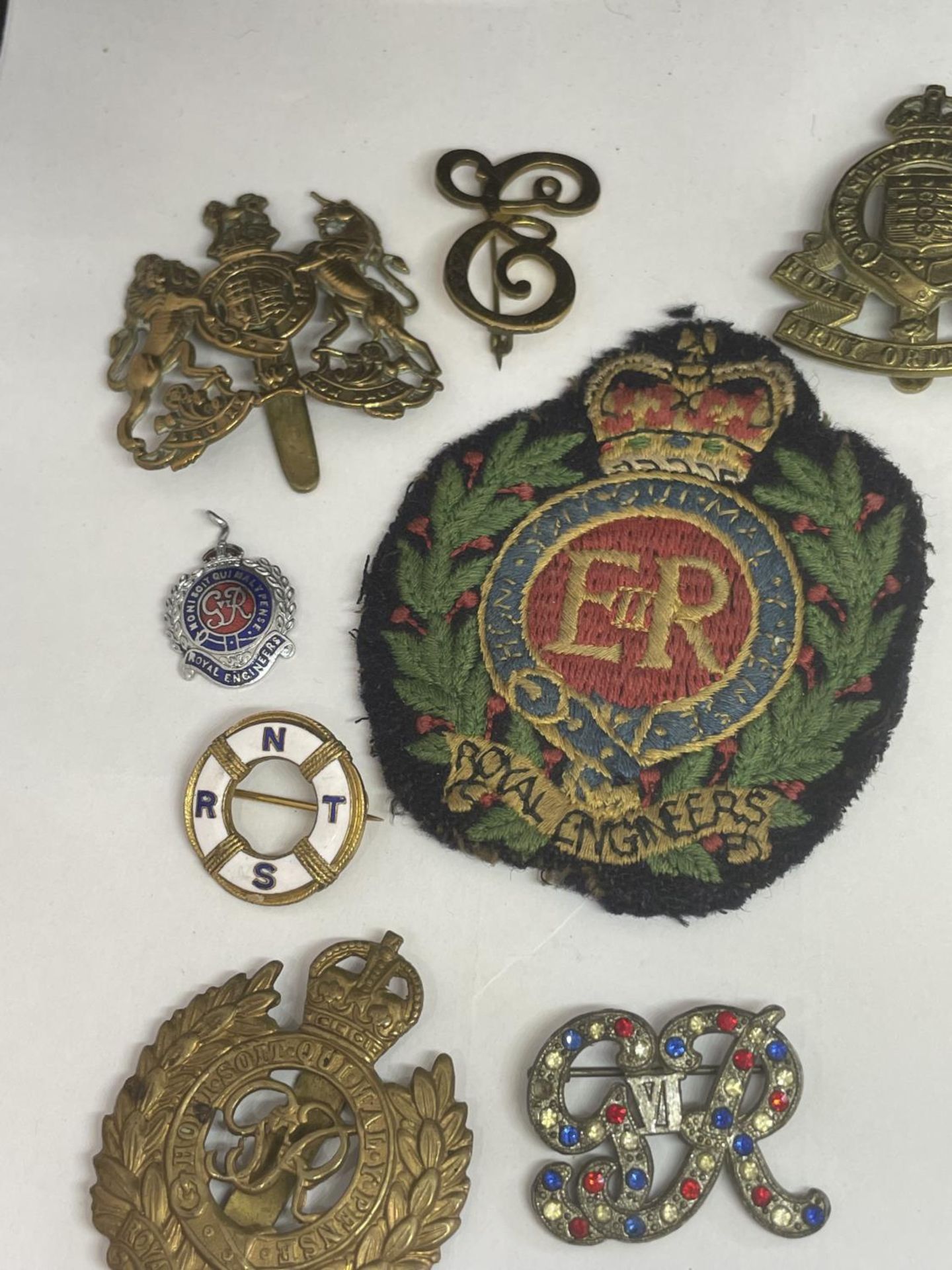 A BAG OF VARIOUS ARMY BADGES - Image 2 of 4