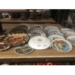 A LARGE QUANTITY OF CABINET PLATES TO INCLUDE SOUVENIR PLATES, ETC