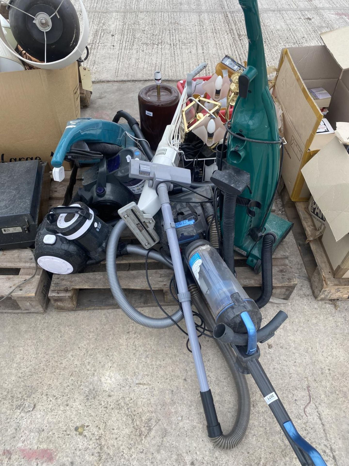 AN ASSORTMENT OF HOUSEHOLD CLEARANCE ITEMS TO INCLUDE HOOVERS AND LAMPS ETC