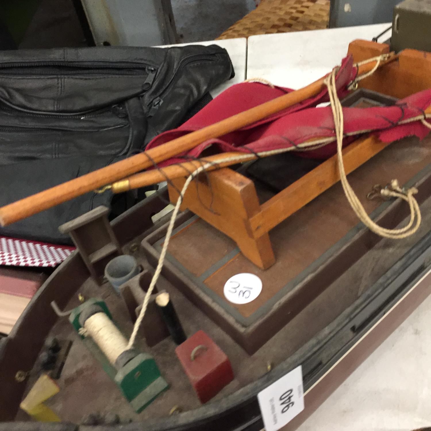 A VINTAGE MODEL BOAT WITH SAIL LENGTH 45CM - Image 2 of 3